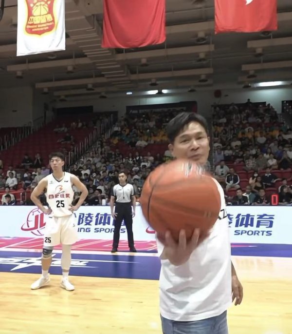 亿海配资 郭晋安以董事身份做嘉宾，现身球赛神采飞扬，公司已上市身家过亿